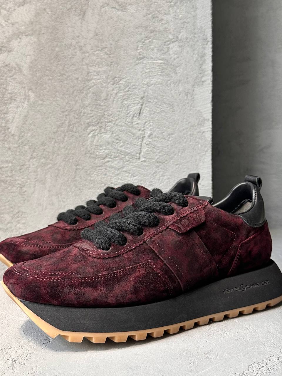 Кеды из замши светло-бежевого цвета. Пару дополнили подкладкой из натурального меха, который сохрани KENNEL 24210K